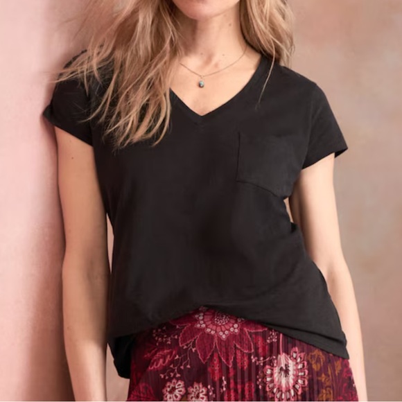 Garnet Hill Tops - NWT Garnet Hill Weekender V-Neck Short-Sleeve Tee in Black Size L Large